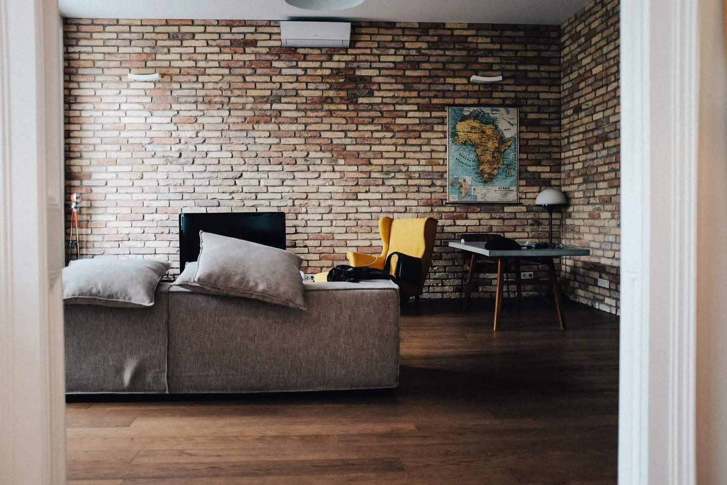 sitting-room banner - College and County